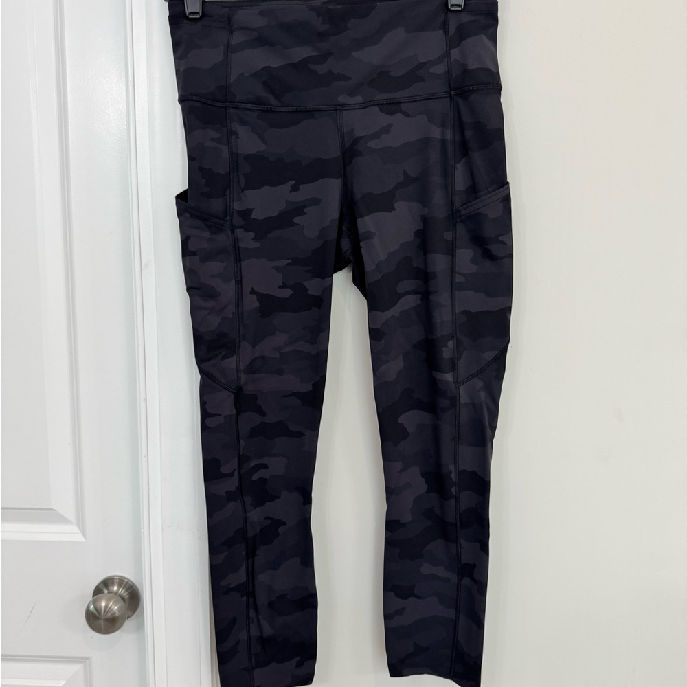 Lululemon Fast and Free Black Camouflage Leggings crop 23” size 8.